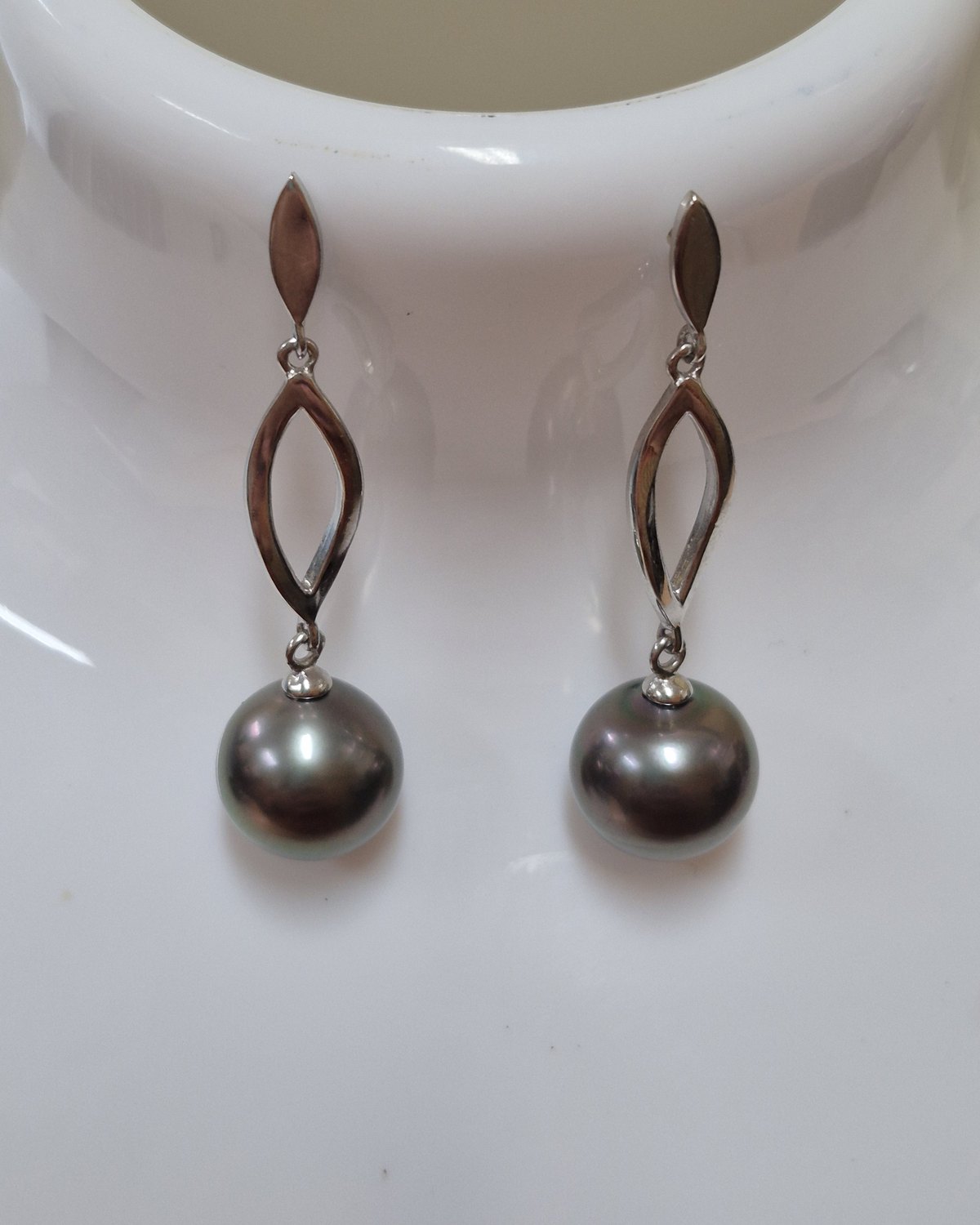 Leaf Drop Black Pearl Earrings