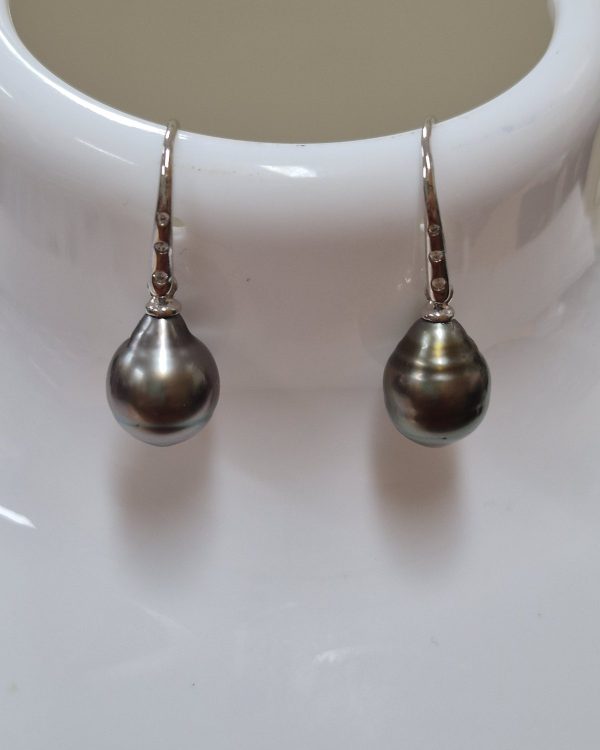 Classic Hook Black Pearl Earrings